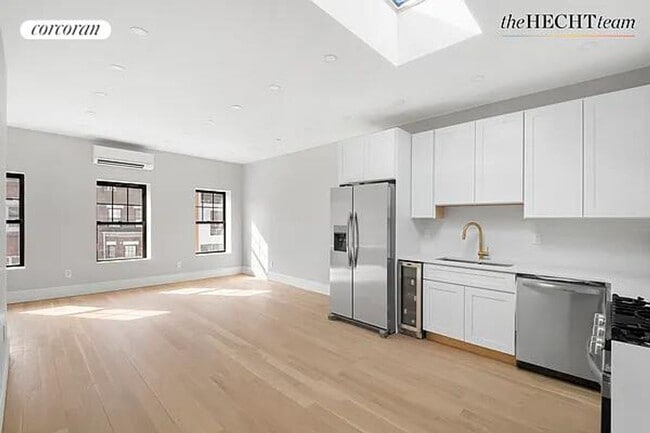 Building Photo - 1319 Lincoln Pl