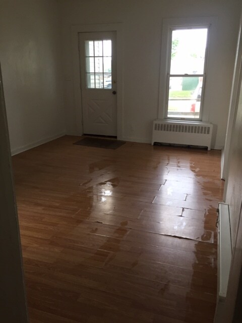 Spacious front room - 502 Detroit St