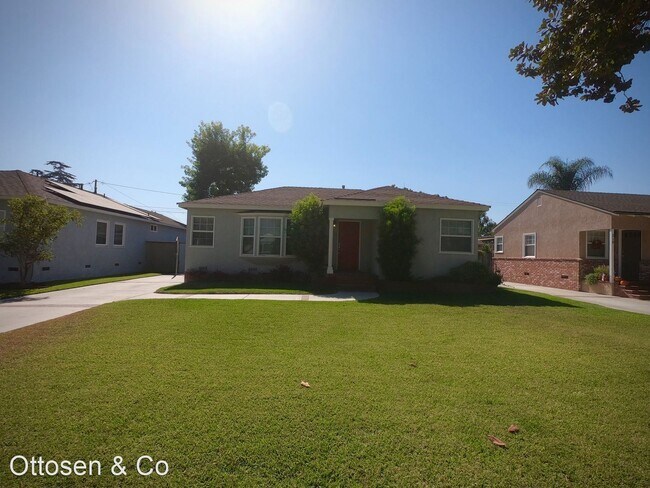 Building Photo - 4 br, 2 bath House - 212 W ATARA ST
