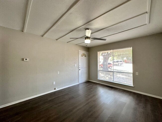 Foto del edificio - 6404 Waynewood Ct