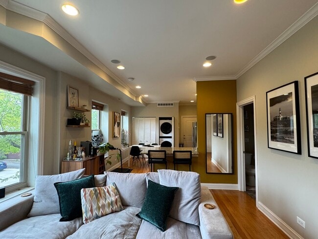 Foto del edificio - Roscoe Village, Sun-drenched and south-facing, 2-bedroom condo
