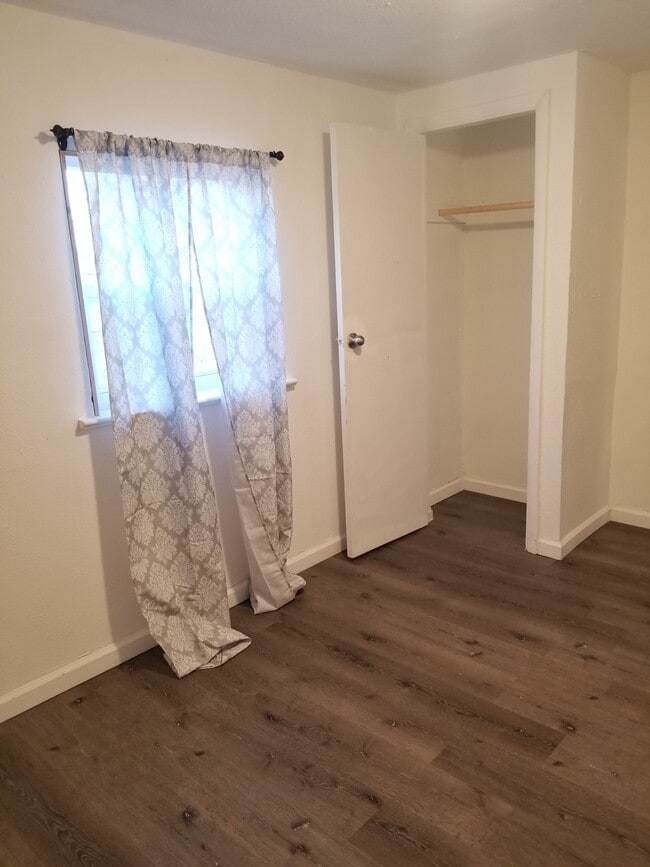 Foto del edificio - 1815 E 8th St