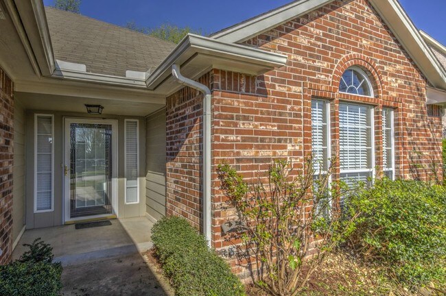 Building Photo - 4 Bedroom with 3 Car Garage in Broken Arrow.