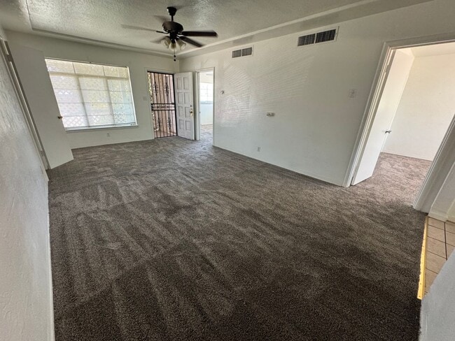 Foto del edificio - 3681-3689 N Palm Ave