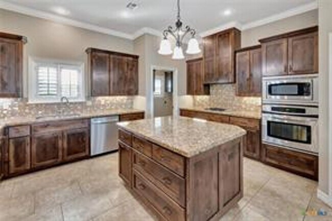 Foto del edificio - Great Home on  1 acre