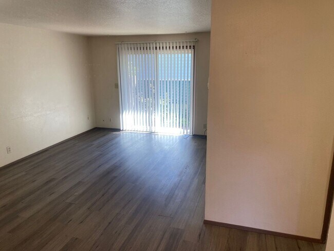 Foto del edificio - 1003 W L St