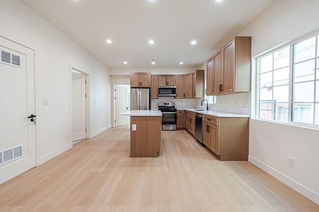 Building Photo - Modern Upstairs 3-Bedroom at 4222 1/2 | On...