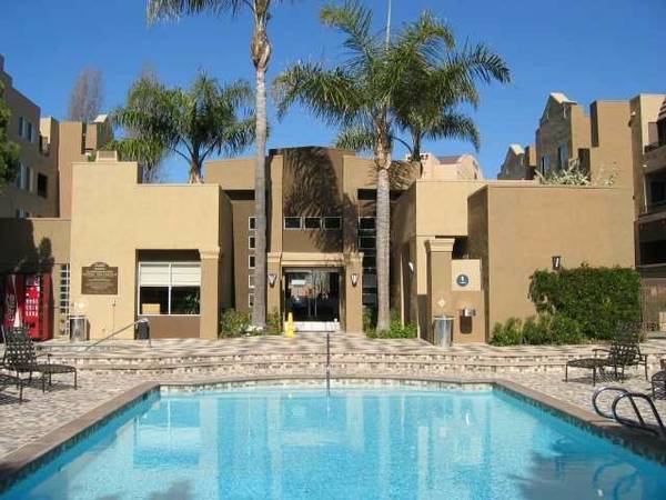 Gimnasio, spa y piscina - 3440 Lebon Dr