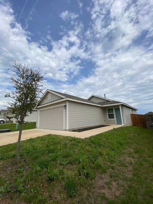 Building Photo - Move in Ready 3 bd/2 ba with bonus rooms!