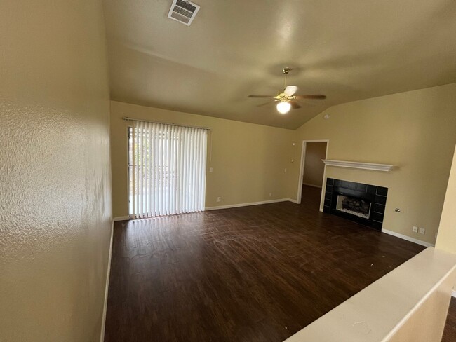 Building Photo - PRELEASING FOR FEBRUARY! 3 Bedroom 2 bath ...