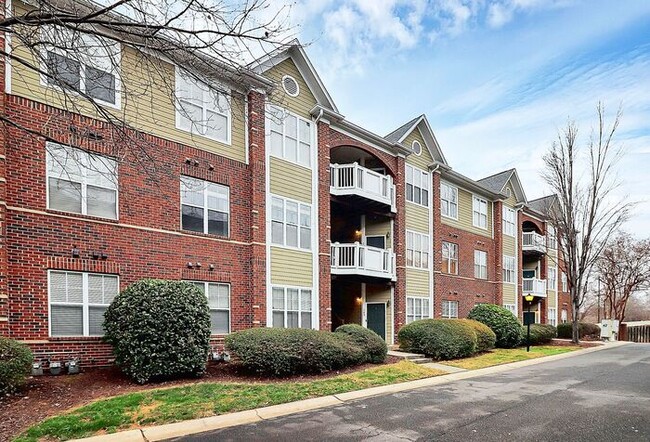 Building Photo - Immaculate 2BD/2BA Condo in Crown View