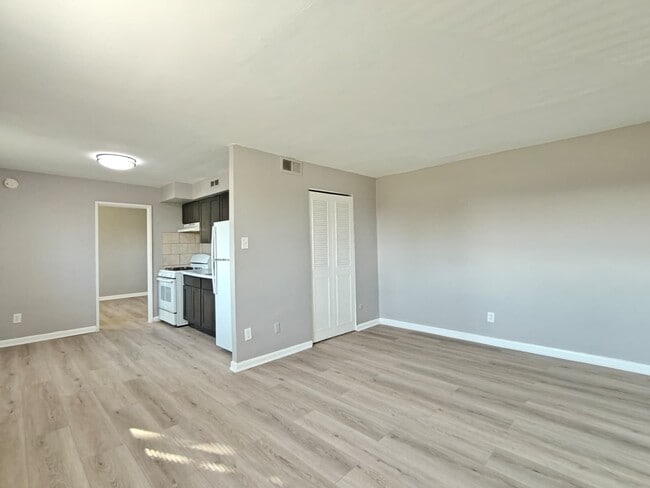 Photo - 7108 Oxford Ave Apartment