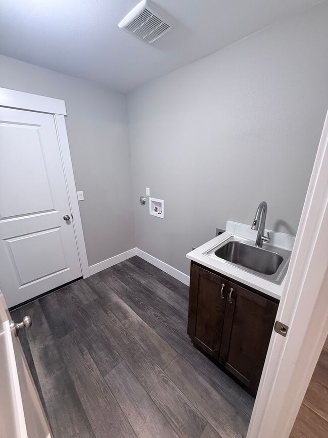 Building Photo - 3 Bedroom 2 Bathroom in Mill City, OR.