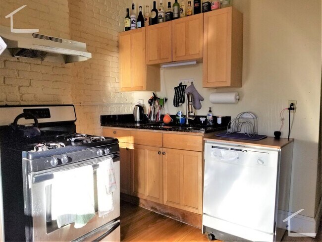 Foto del edificio - No Brokers Fee, Large Unit, Eat-in Kitchen, Stainless Steek Appliances, Laundry on a Site, Can be...