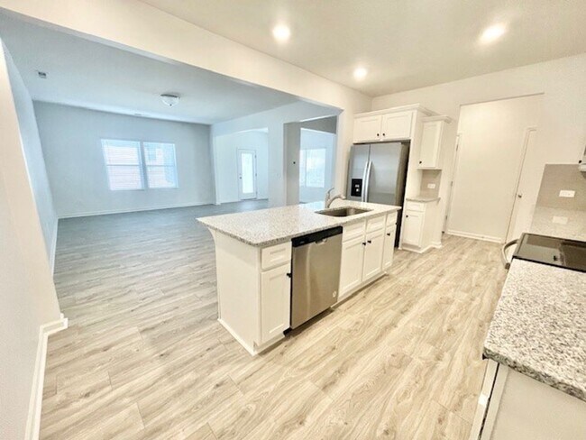 Foto del edificio - 3 br 2.5 ba with spacious loft home 2 car garage Ready APRIL 24TH