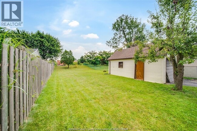 Building Photo - 914 Riverdale Ave