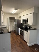 Building Photo - 833 Riverside Dr