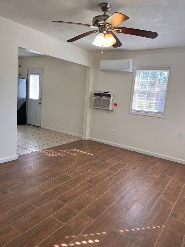 Building Photo - 2 Bedroom || 1 Bathroom Duplex Unit