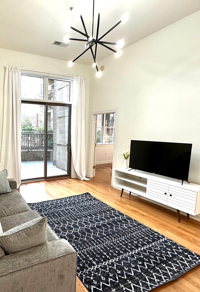 Building Photo - 718 W Trade St