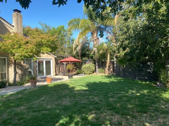 Building Photo - Thanksgiving Leasing Special, move in befo...