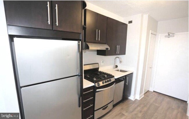 Foto del edificio - 5500 Friendship Blvd