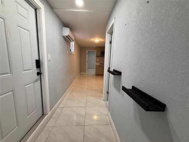 Foto del edificio - 8204 Dahlia Ave