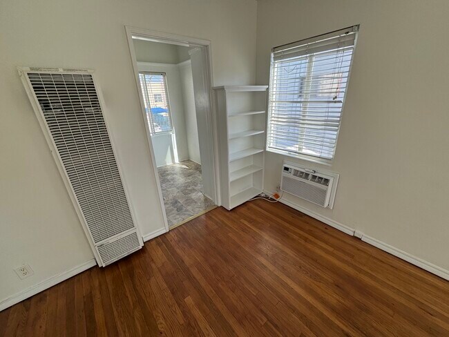 Foto del edificio - 9217 Alcott St