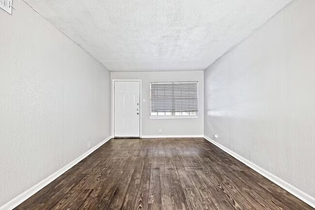 Building Photo - 5414 Reiger Ave