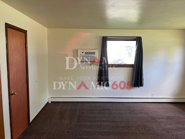 Building Photo - 1BD/1BA Garden Level Apartment in 6-Plex