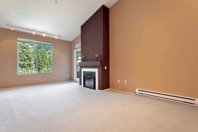 Building Photo - Top-Floor Condo