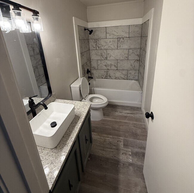 Foto del edificio - 1402 Perryman Dr