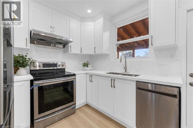 Building Photo - 24 Eaton Pl