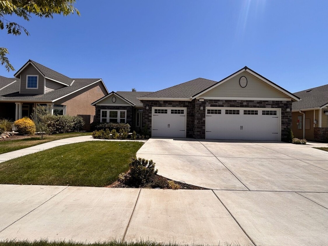Primary Photo - Beautiful home for rent in Visalia with a ...