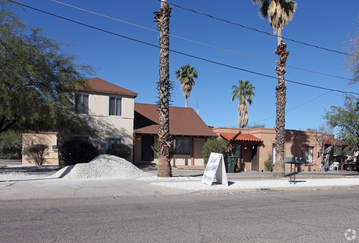 Primary Photo - 3105-3109 N Chapel