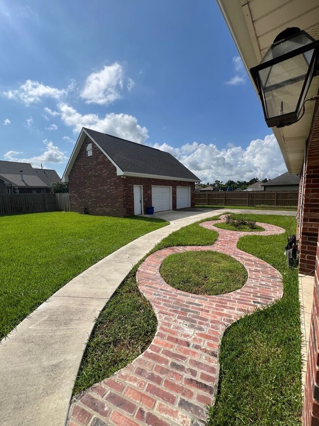 Building Photo - Stunning home for lease