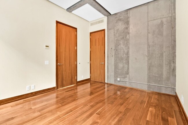 Building Photo - Impeccable Minimalist Design 4 bedroom 3 b...