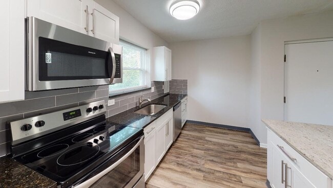 Building Photo - MOVE IN SPECIAL!!  FREE MONTH'S RENT!!  Mo...