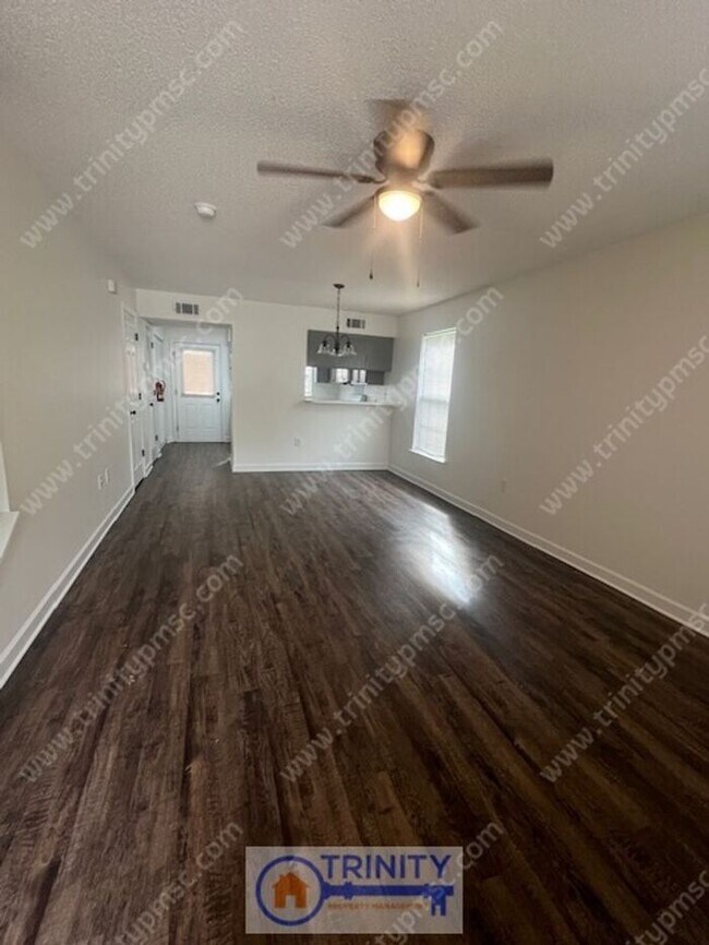 Foto del edificio - Cute TWO STORY Town Home!