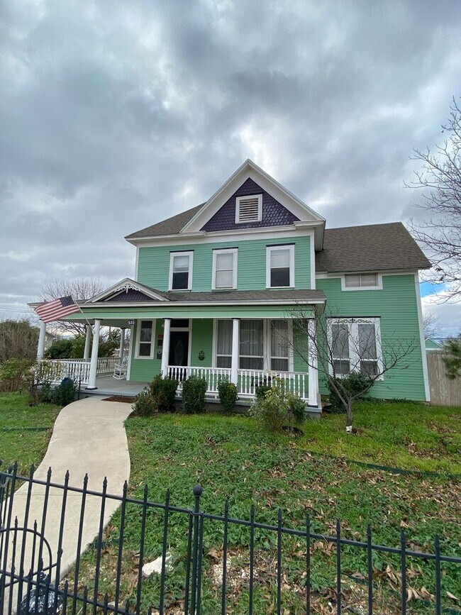 Building Photo - Stunning and Spacious Historic Home – Your...