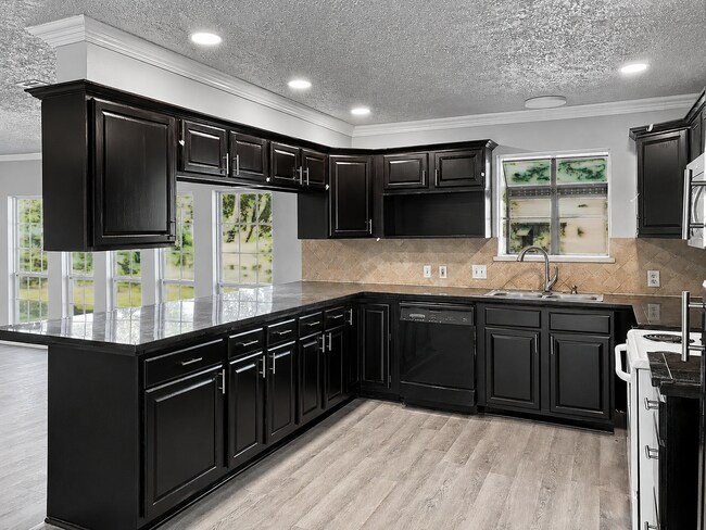 Foto del edificio - Freshly Renovated Home with HUGE backyard!