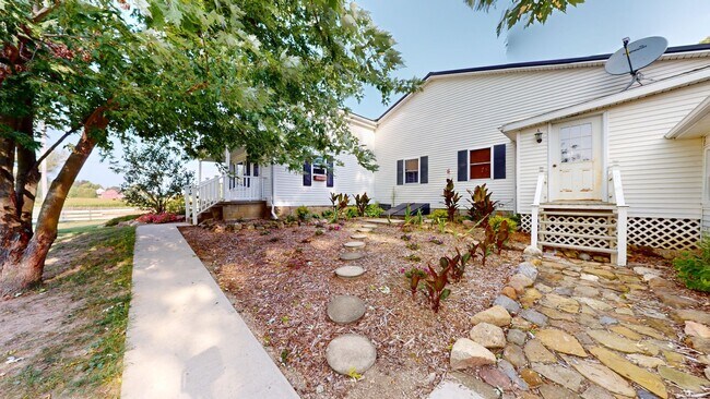 Foto del edificio - Country living in South Central! 3 bed/3 baths and large garage