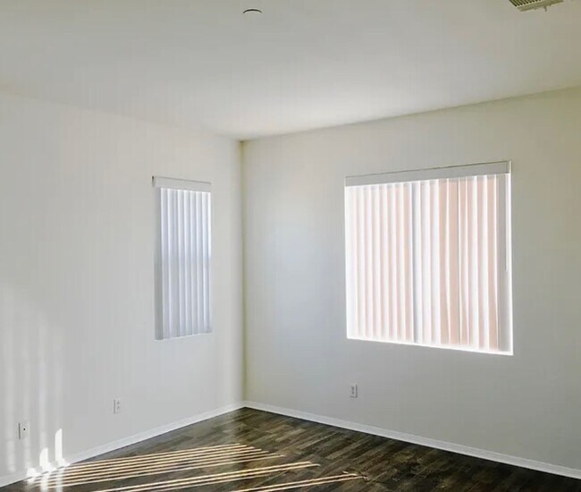 Foto del edificio - 4960 Tyler St