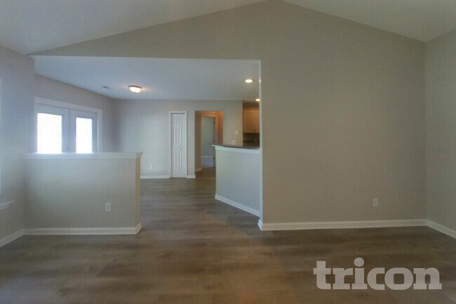 Building Photo - 633 Thornbird Cir
