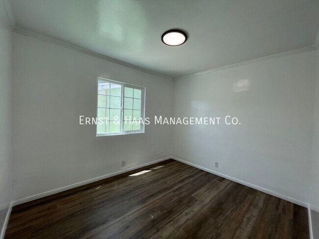 Foto del edificio - Charming 2 Bedroom Duplex Unit with Parking!