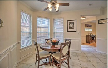 Building Photo - 1006 Rochow St