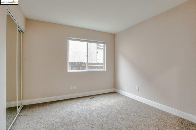 Building Photo - 2450 Palm Ct