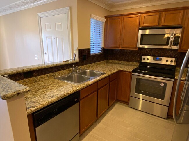 Building Photo - Villa Montevina 2 Bedroom Condo!