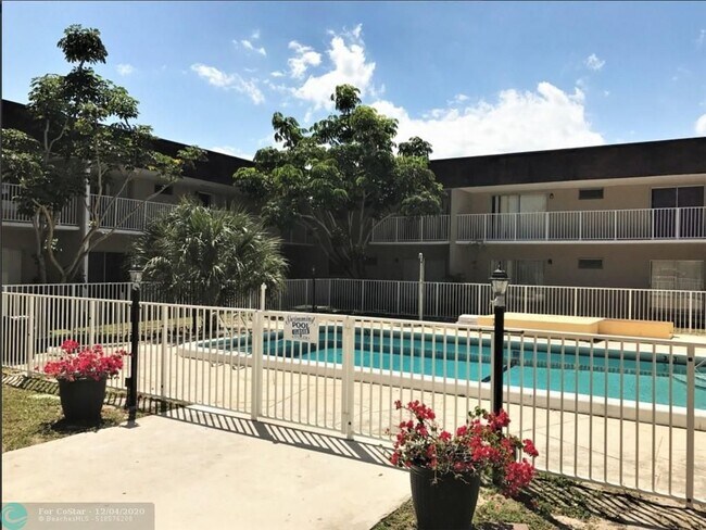 Building Photo - 965 Manor Dr
