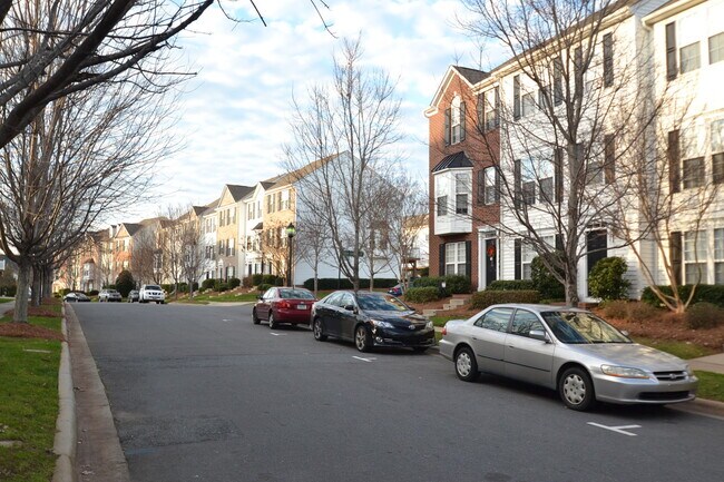 Foto del edificio - Spacious Ballantyne Living | 3BR, 3.5BA with Community Pool