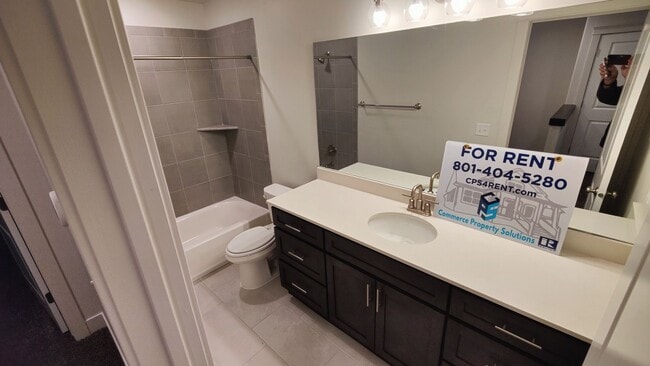 Building Photo - West Haven 3 bedroom Townhome for Rent!